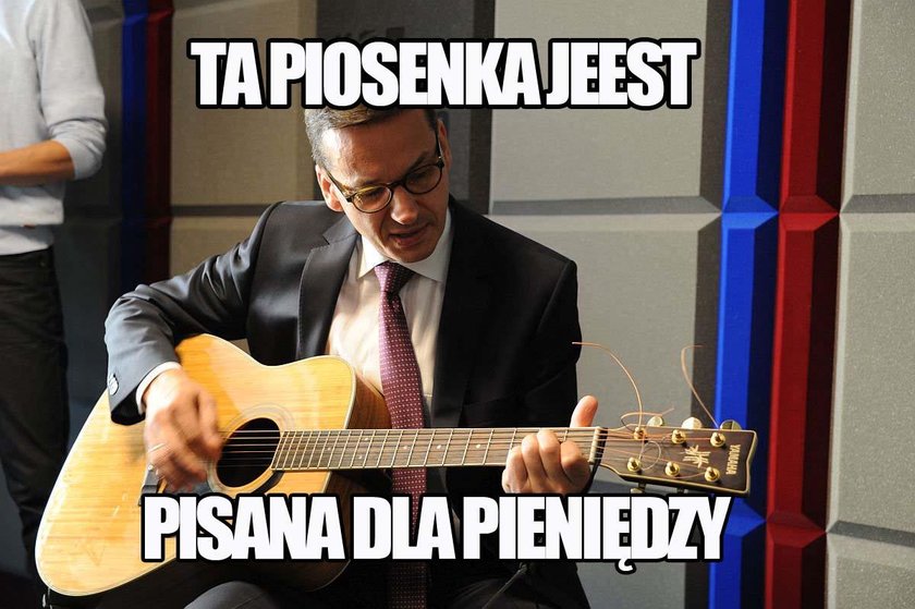 Pokazali Morawieckiego z gitarą. I zaczęło się, internet oszalał