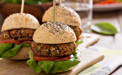 PE odrzucił pomysł zakazania nazw typu wegeburger. 'Z lobby mięsnym można wygrywać'