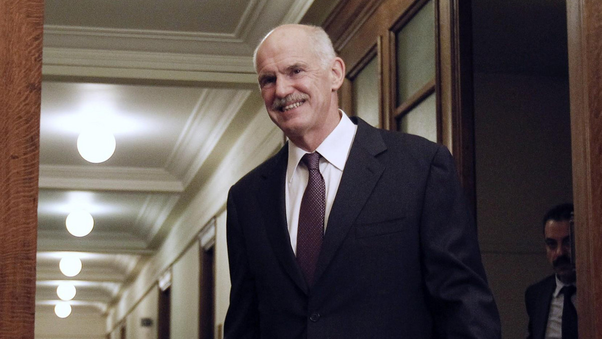 Premier Grecji Jeorjos Papandreu traci poparcie deputowanych swej partii PASOK, przeciwnych referendum w sprawie drugiego pakietu ratunkowego. Według różnych źródeł, Papandreu może liczyć na 151 lub nawet tylko 150 głosów w 300-osobowym parlamencie.