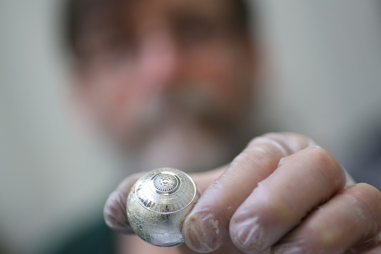 Produkcja monet sferycznych w Mennicy Polskiej w Warszawie  <br><br>(zuz) PAP/Leszek Szymański