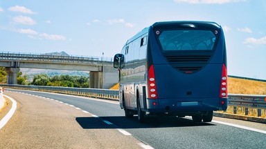 Włoski kierowca autobusu uratował dzieci. Chwilę później pojazd już płonął