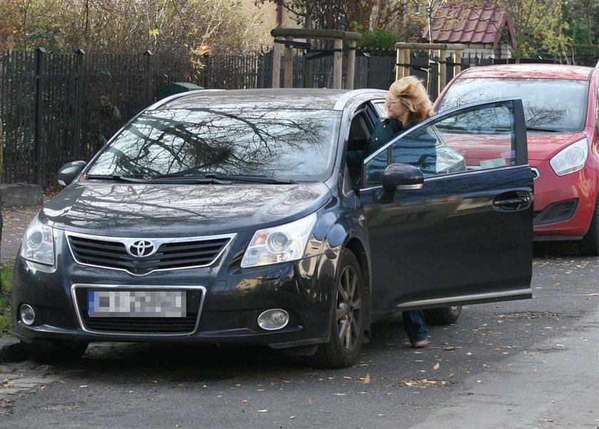 Żona Tuska sama dźwiga siaty. Foto