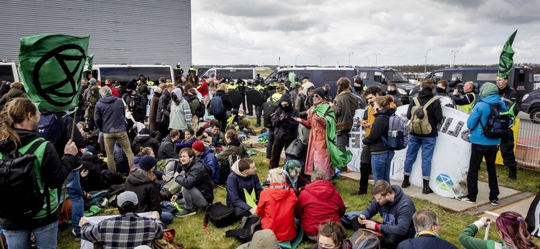 Aktywiści z Extinction Rebellion zablokowali lotnisko. Musiała wkroczyć żandarmeria wojskowa