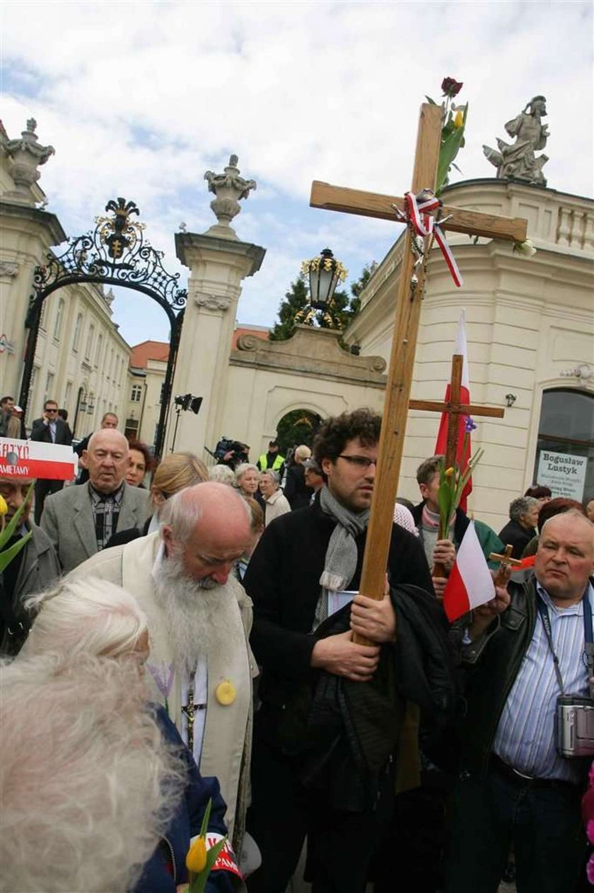 Niszczą aktora "M jak miłość"? Za krzyż