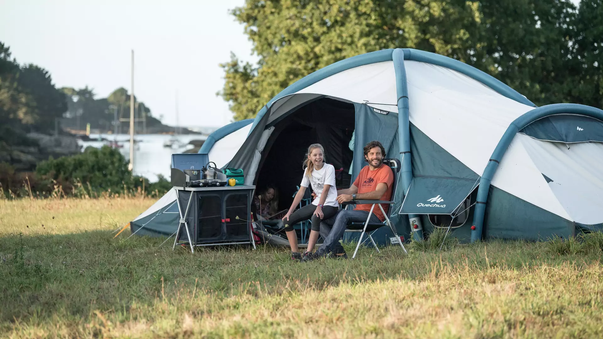 Jak działają namioty dmuchane? To prosty i szybki sposób na camping