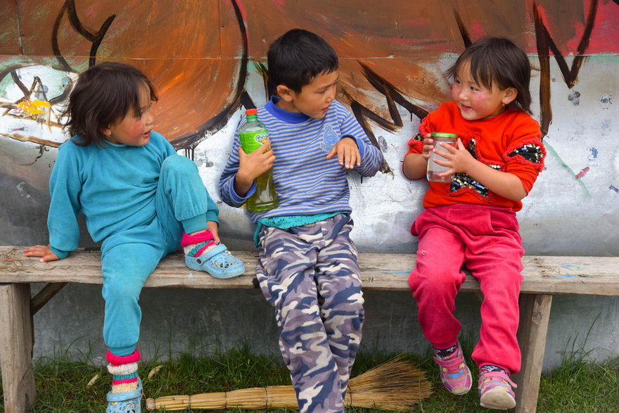 Dzieci bawiące się obok jurt