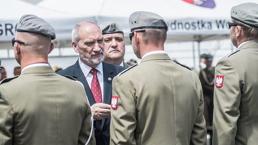 Macierewicz dostał odznakę honorową GROM-u. Za co?!