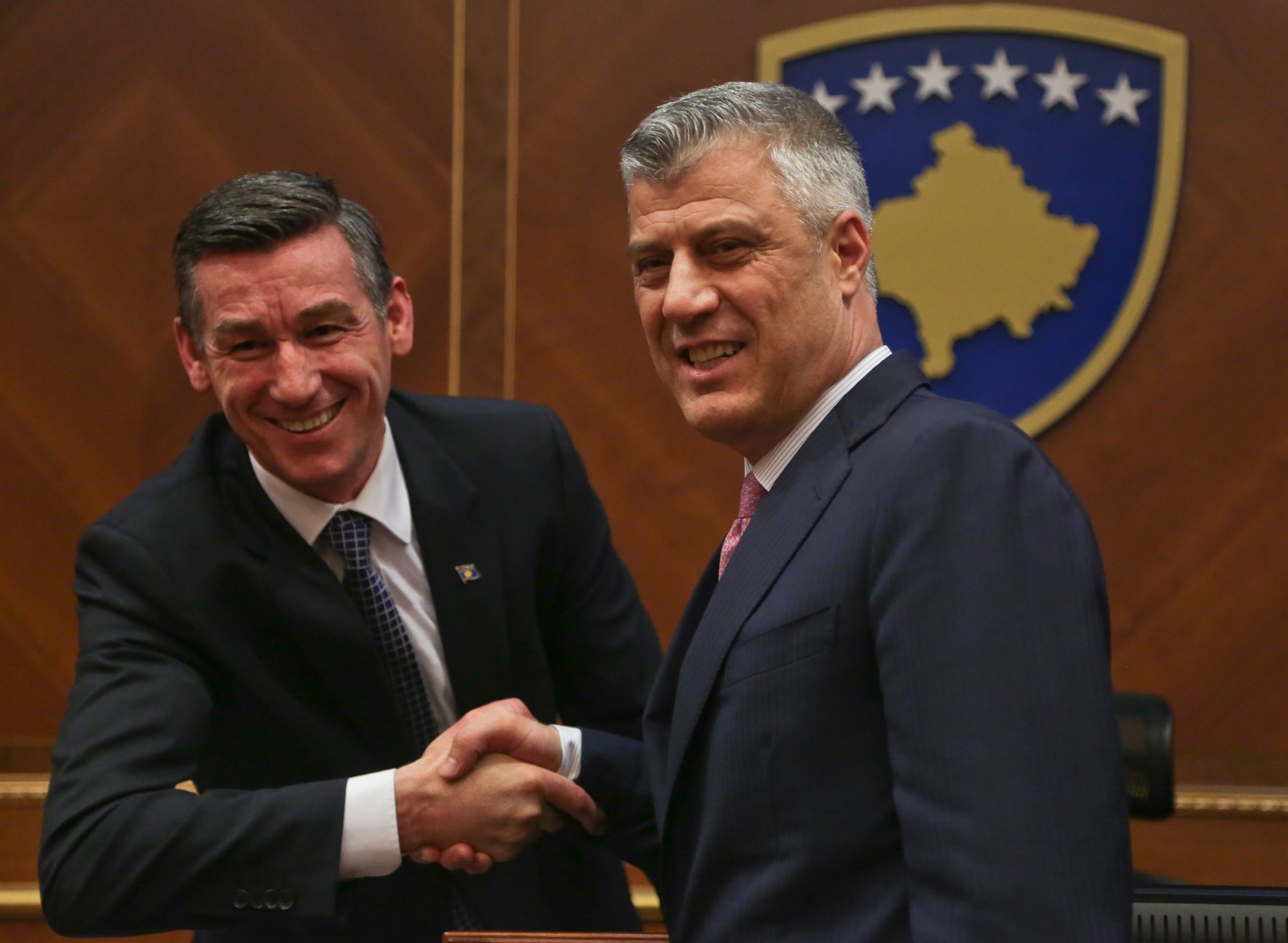 Bývalý predseda kosovského parlamentu Kadri Veseli a bývalý kosovský prezident Hashim Thaci. 