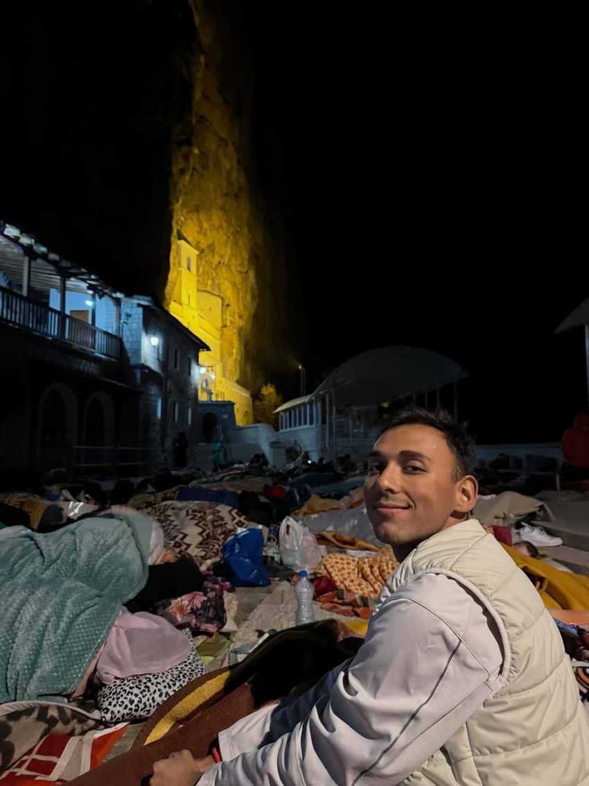 Bivši zadrugar spava ispod Ostroga, prisustvovao večernjoj liturgiji