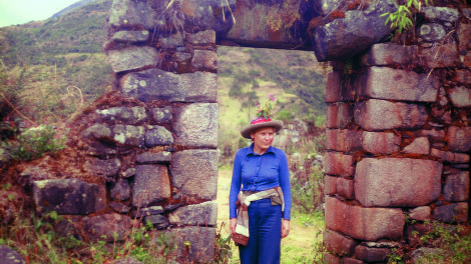 Elżbieta Dzikowska w odrzwiach Pałacu Inków w Vitcos