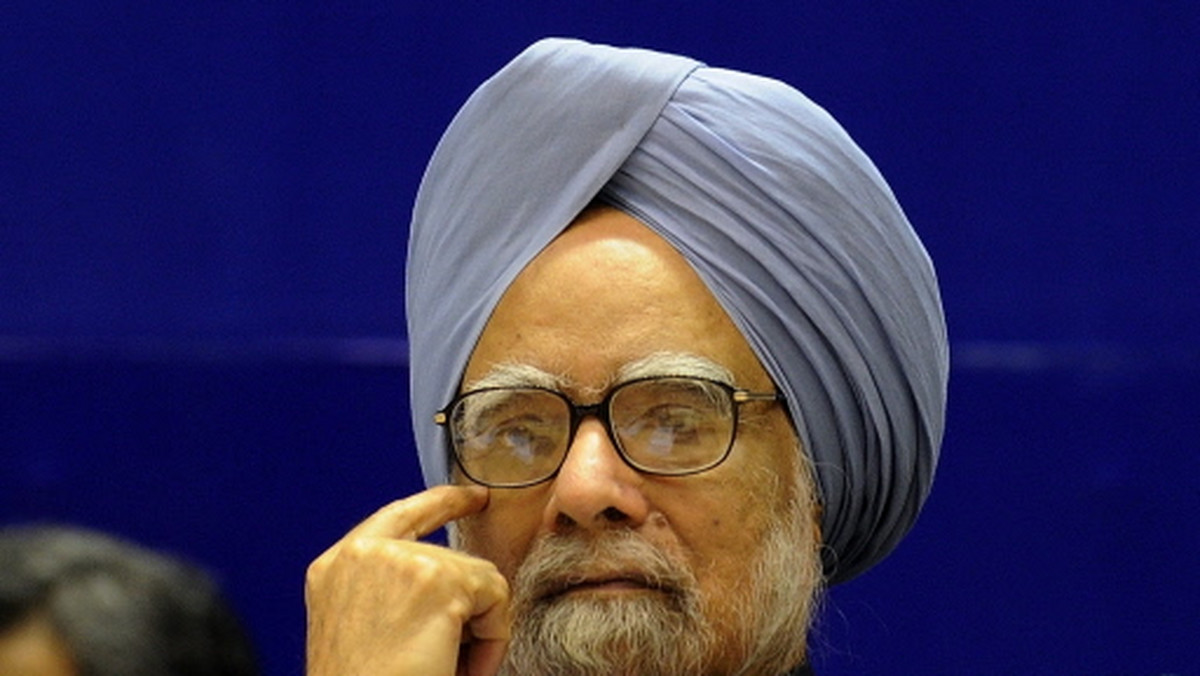 Premier Indii Manmohan Singh zapoczątkował program ewidencji ludności, liczącej 1,2 mld osób, przyznając mieszkańcom wioski na północ od Bombaju pierwsze numery ewidencyjne. Szef MSW uznał program za "największą pracę w dziejach ludzkości".