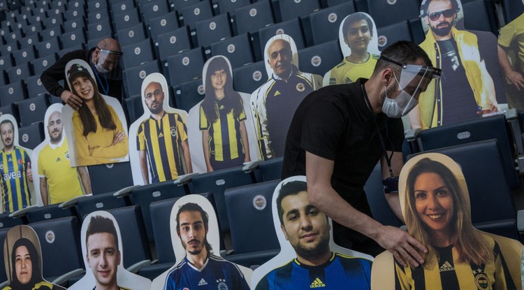 Kartonszurkolókat helyeznek ki a Galatasaray stadionba, június 10-én.