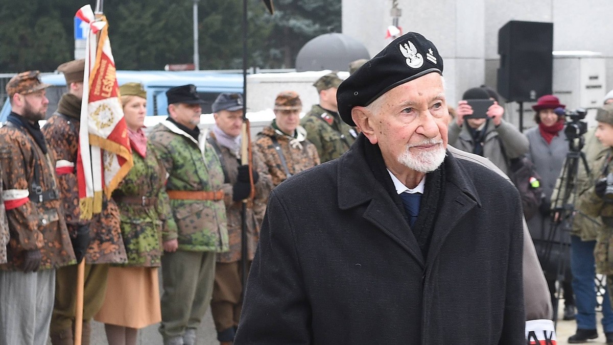 Przeprosin i 20 tys. złotych zadośćuczynienia żąda Prezes Światowego Związku Żołnierzy AK Leszek Żukowski od Sławomira Cenckiewicza, który w tygodniku "Do Rzeczy" zarzucił Żukowskiemu współpracę z SB. List w tej sprawie opublikował mec. Roman Giertych.