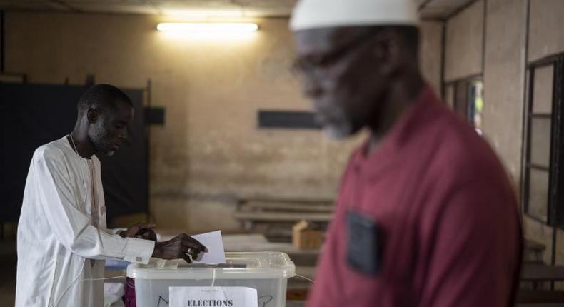 Un homme vote pour les élections législatives, dans un bureau de vote à Dakar, dimanche 31 juillet 2022