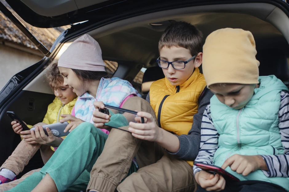 Ilustracija: deca i društvene mreže