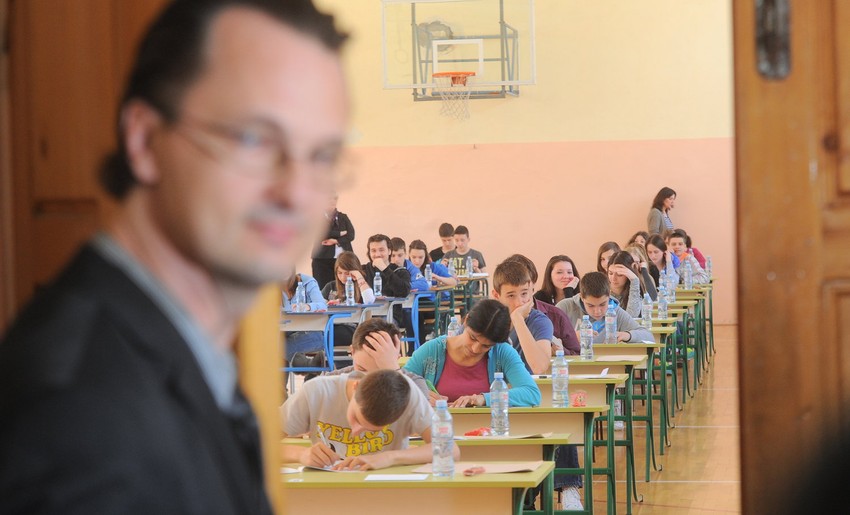 Odluka o novom sistemu bodovanja doneta je nakon analize koja je pokazala da ne postoji velika razlika između ocene koju đaci imaju na određenom predmetu i broja bodova koje iz tog predmeta osvoje na maturi.