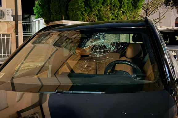 RAZBIJENA ŠOFERKA, STAKLO PO PODU Maja Marinković razlupala Asminu automobil: Ekskluzivni snimci ispred zgrade rijaliti para