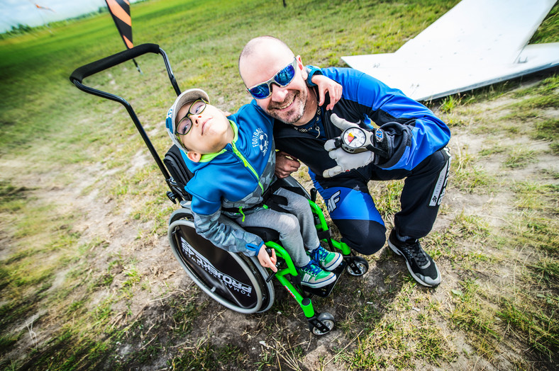 W Projekcie 48 Tomasz Kozłowski zbierał pieniądze na ciężko chore osoby. W ramach projektu 100 kupił 117 specjalistycznych wózków inwalidzkich dla dzieci. 