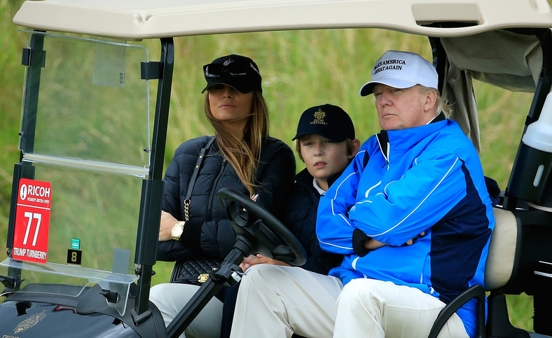 Melania i Donald Trumpowie z synem Barronem