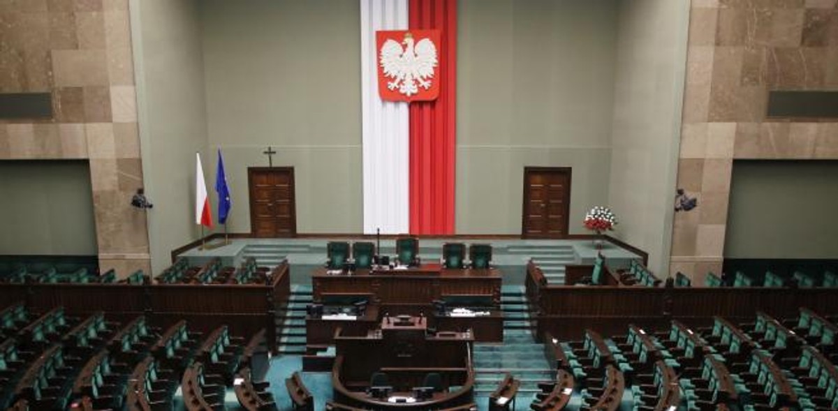 Prezes TK nie będzie mógł bowiem puli spraw, jakie wpływają do trybunału, rozdzielać – jak robi to obecnie – pomiędzy trzy składy pięcioosobowe (TK składa się z 15 sędziów – art. 194 konstytucji). Po zmianach niemal nad każdą sprawą będzie musiało pochylać się 13 sędziów.