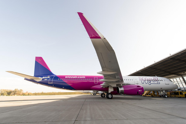 Samolot linii Wizz Air przed startem