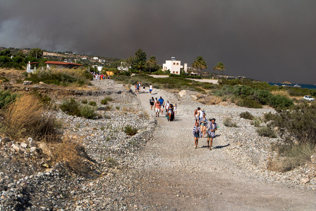 Ewakuacja turystów na Rodos. Ludzie w upale idą wiele kilometrów plażami, by otrzymać pomoc