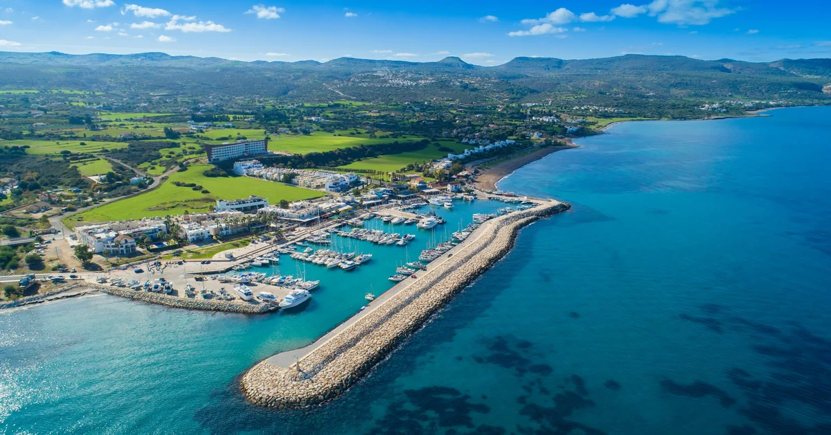 Najtańsze kierunki na wakacje w sierpniu 2025. Tu wypoczniesz za mniej niż 1000 zł w długi weekend