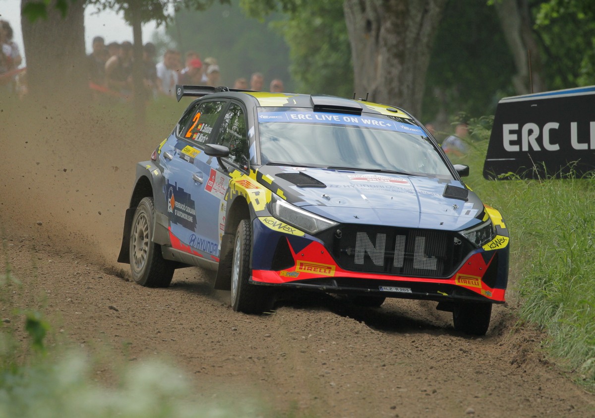 Hiszpanie Nil Solans i Marc Marti jadący samochodem Volkswagen Polo GTI R5 na trasie kwalifikacyjnego odcinka specjalnego Baranowo, podczas 78. Rajdu Polski