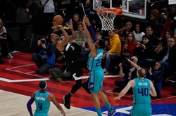 Liga NBA: Neymar i Mbappe oklaskiwali Antetokounmpo