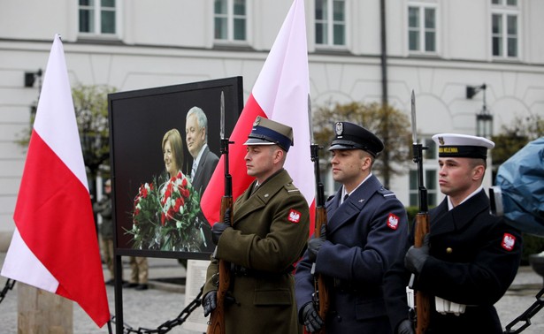 Kłótnia o popiersie L. Kaczyńskiego. Neumann: Nie macie zgody, samowolka. Kownacki: Żadna formalna zgoda nie jest potrzebna