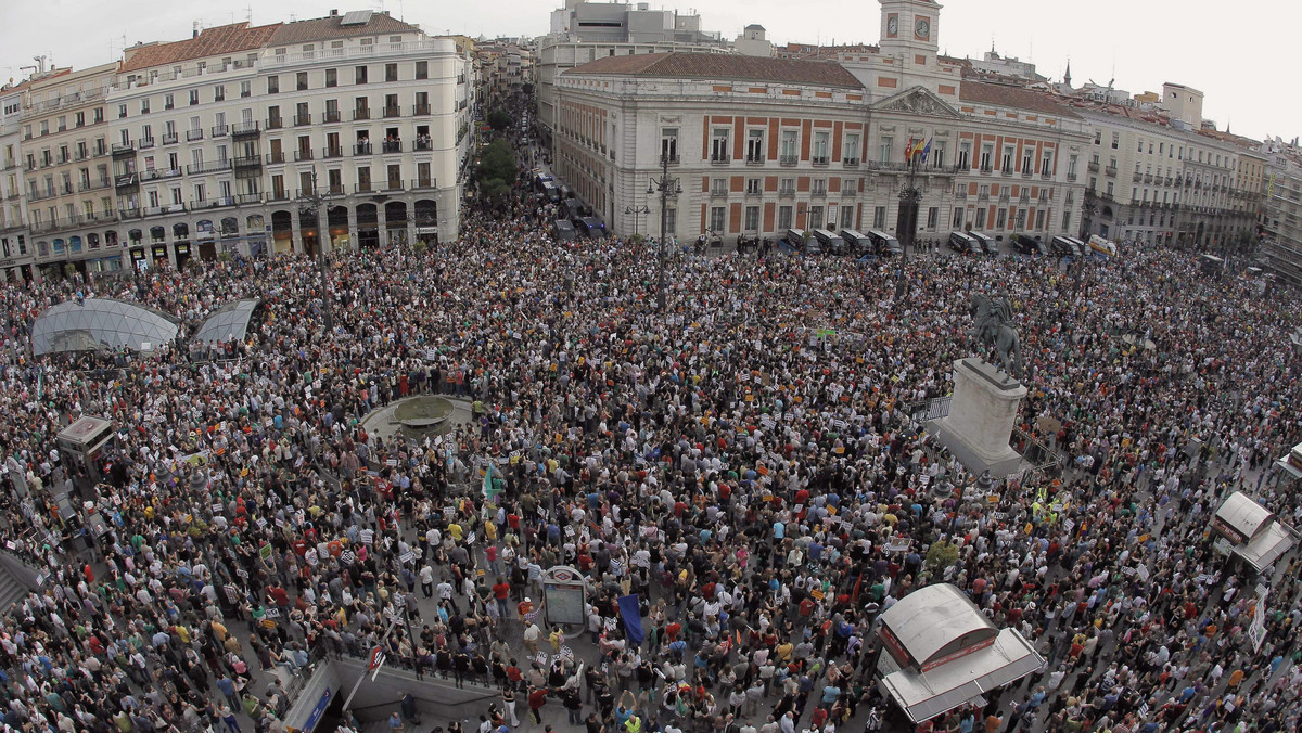Hiszpanie przeciwni rządowym programom oszczędności wyszli w sobotę na ulice blisko 80 miast, by demonstrować przeciw polityce cięć budżetowych w pierwszą rocznicę rozpoczęcia protestów i powstania ruchu "oburzonych".