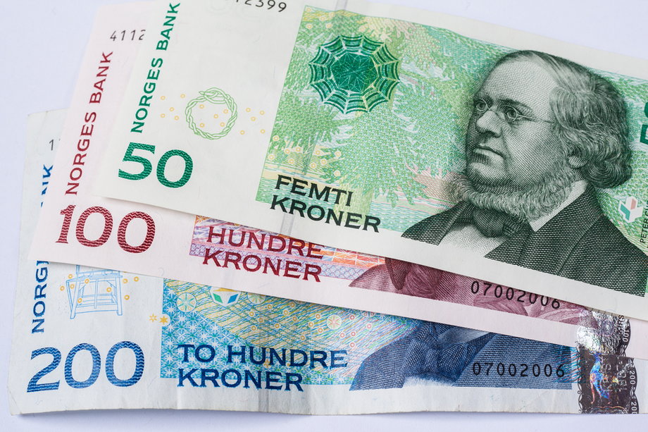 W Norwegii walutą jest korona. Powszechne jest płacenie kartą za zakupy. W terminale wyposażone są nawet uliczne stragany z pamiątkami