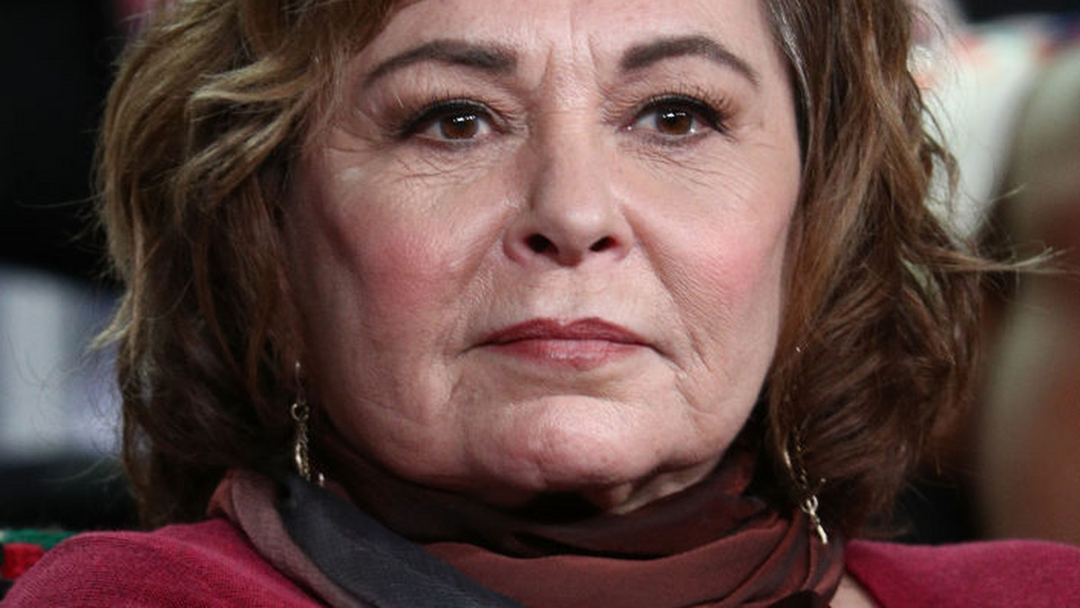 Przywrócony po ponad 20 latach serial "Roseanne" został zawieszony. Powodem był rasistowski wpis Roseanne Barr. Aktorka, która w serialu grała główną rolę, opublikowała na Twitterze komentarz pod adresem byłej doradczyni Baracka Obamy, Valerie Jarret.