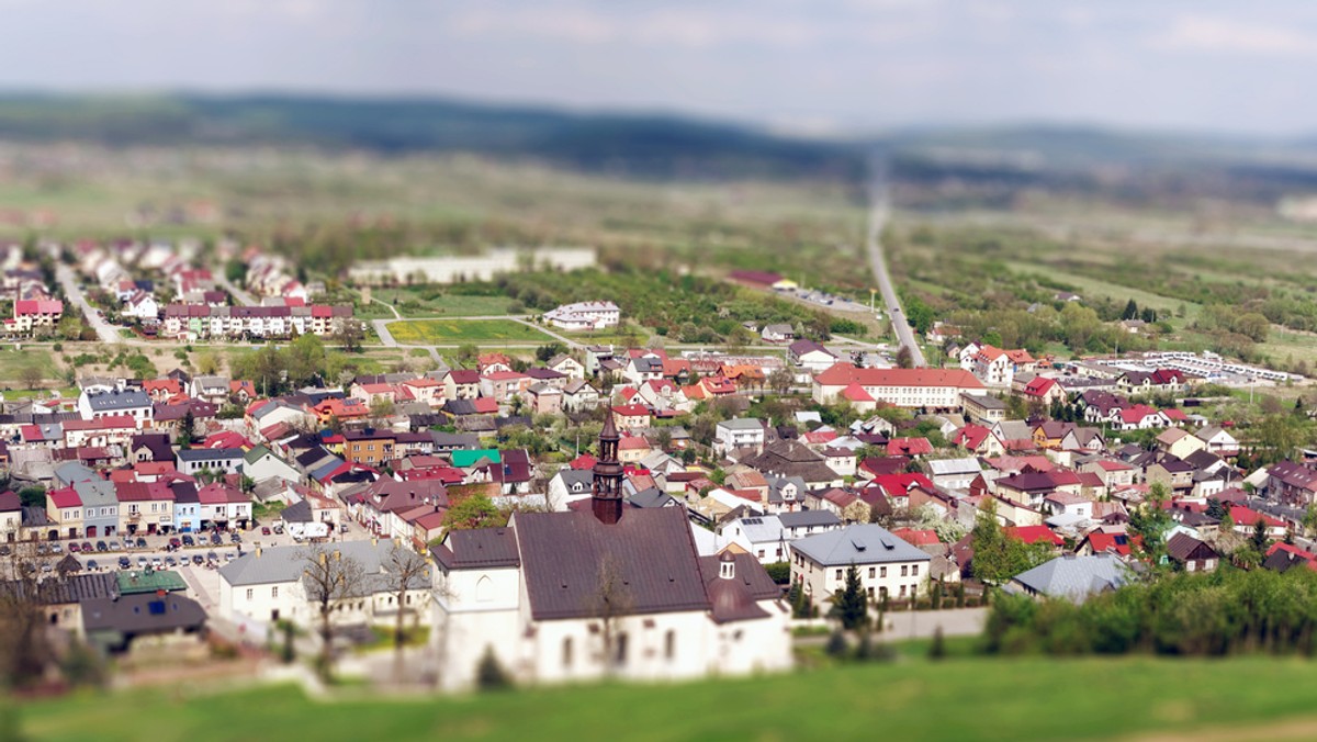 Park z oczkiem wodnym, miejscami do wypoczynku wśród zieleni oraz terenami rekreacji dla dzieci, młodzieży i dorosłych powstanie na dwuhektarowej działce w centrum Chęcin. Inwestycja o wartości ok. 3 mln zł ma być współfinansowana z funduszy UE.