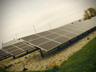 Panele fotowoltaiczne będące częścią niepołomickiej spółdzielni energetycznej. Gmina planuje wybudowanie elektrowni PV, która zwiększy wydajność dotychczasowej infrastruktury i pozwoli poszerzyć spółdzielnię o kolejne podmioty