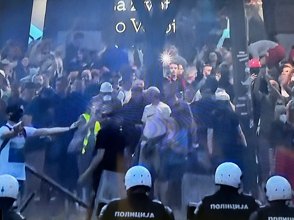 Napad na policiju kod Predsedništva