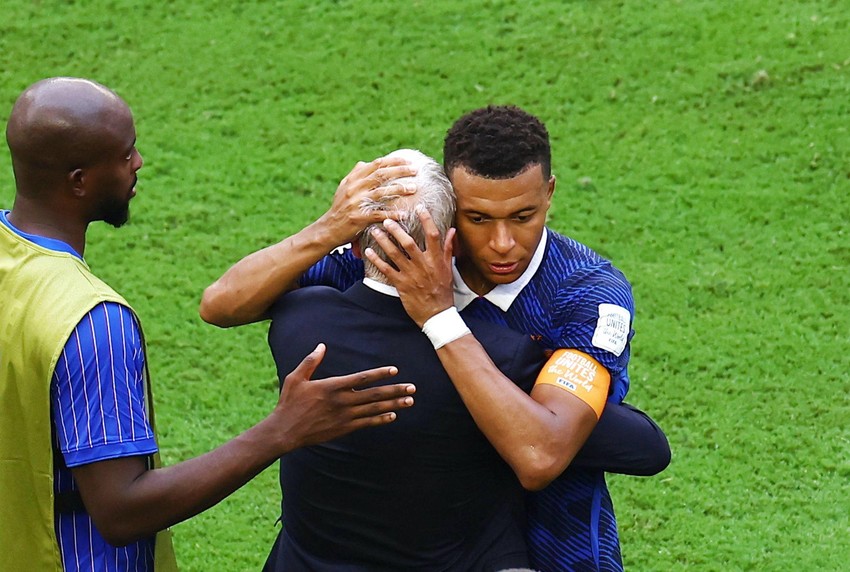 Kilijan Mbape i Dešan u zagrljaju | Foto: REUTERS/Marco Bello