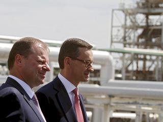 Premier Litwy Saulius Skvernelis i Mateusz Morawiecki podczas wizyty w rafinerii w Możejkach w kwietniu 2019 roku. Sytuacja Orlen Lietuva poprawiła się znacząco w czasie kadencji Skvernelisa.