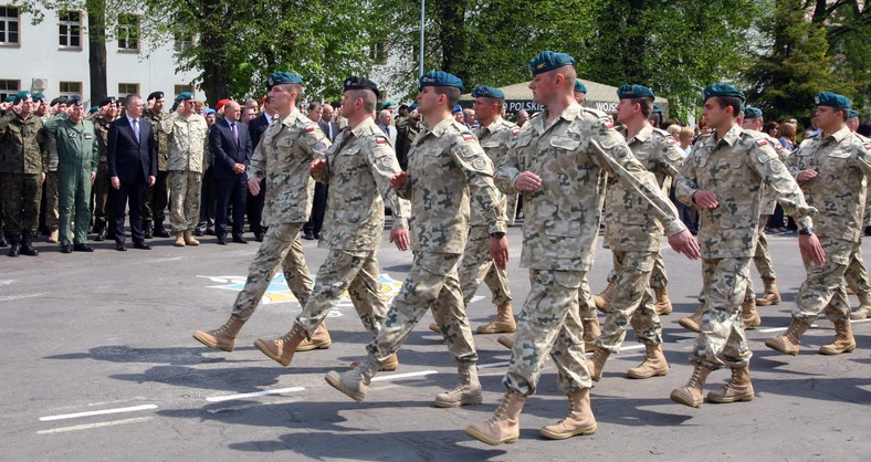 Żołnierze 10. Opolskiej Brygady Logistycznej podczas uroczystego pożegnania XV zmiany Polskiego Kontyngentu Wojskowego w Afganistanie, 2014 r.