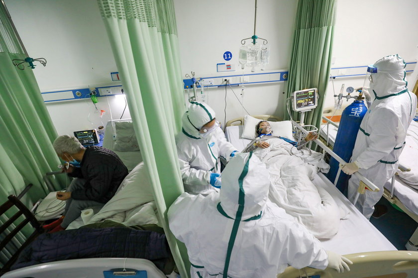 Ponad 900 ofiar śmiertelnych epidemii koronawirusa w Chinach 