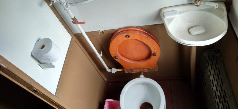"Pod presją": niezwykła podróż przez historię kolejowych toalet