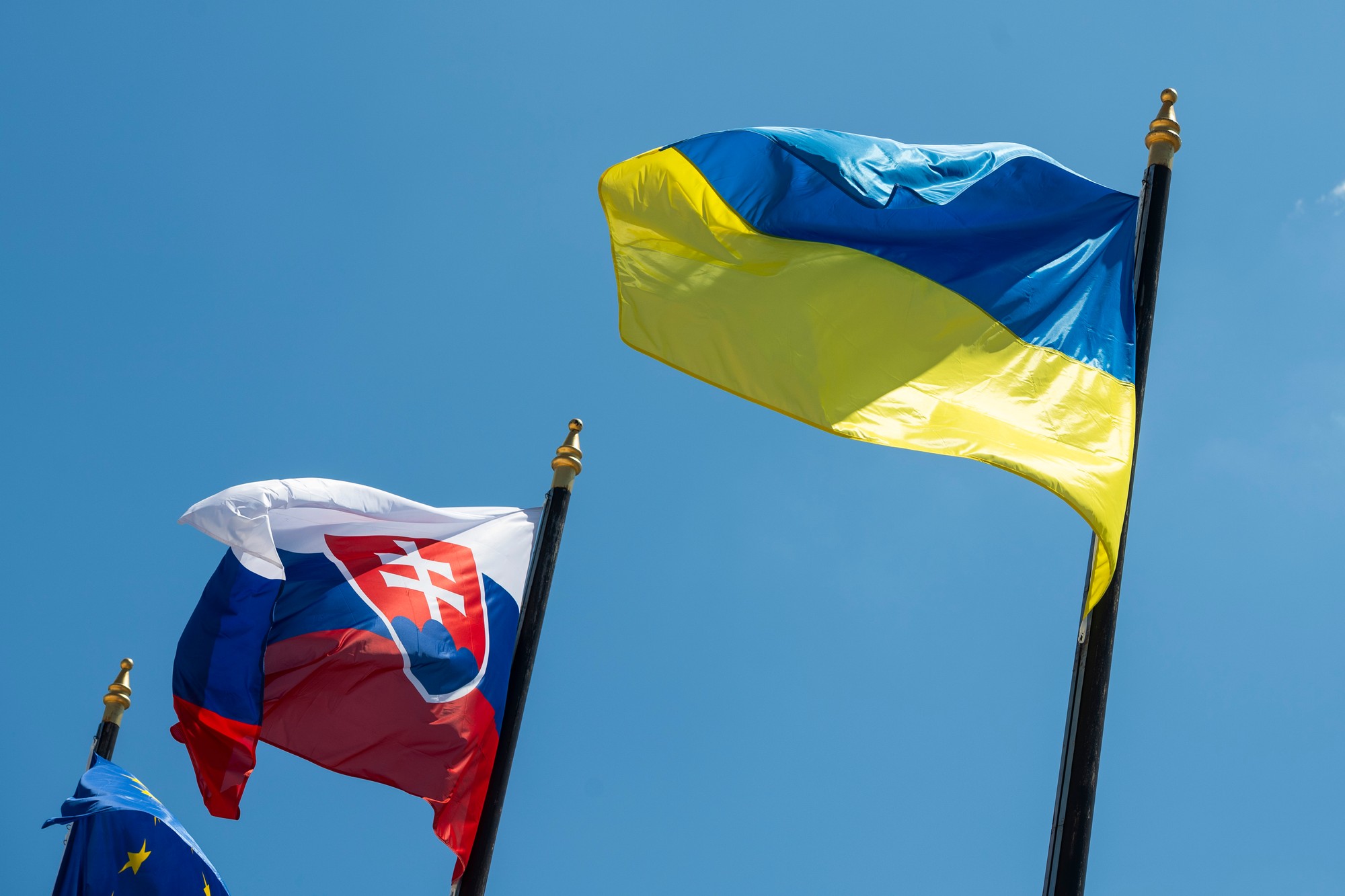 Slovenská a ukrajinská vlajka.