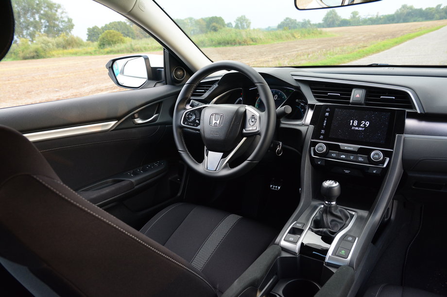 Honda Civic sedan 1.5 VTEC Turbo - w kompaktowej limuzynie też drzemią emocje
