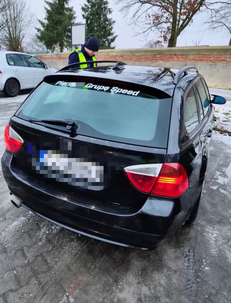 Naklejka na szybie BMW nie spodobała się policjantom
