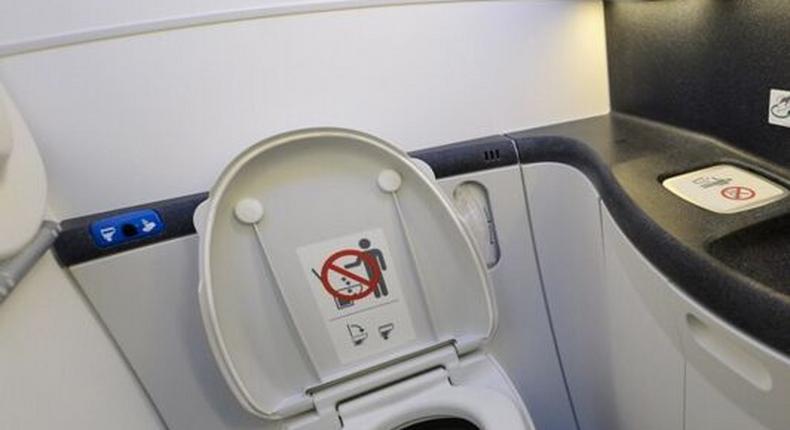 Toilettes d'avion