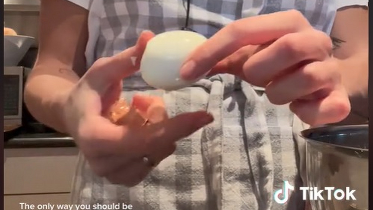 Pokazała ekspresową metodę obierania jajek. Internauci myślą, że to czary