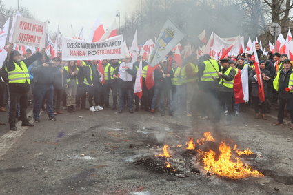 Ogień, hałas i traktory. Tak protestują rolnicy [WIDEO]