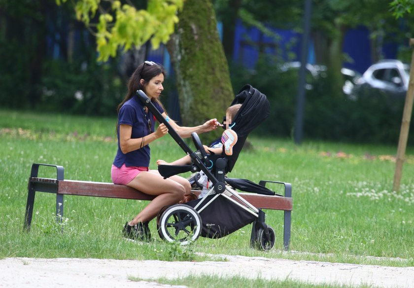 Marta Kaczyńska na spacerze z synkiem