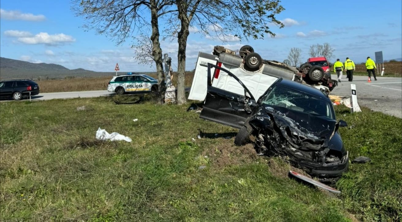 Cesta medzi Kravanmi a Bačkovom je po dopravnej nehode uzavretá.
