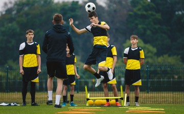 A fejelés következményei: ilyen veszélyek leselkednek a focistákra